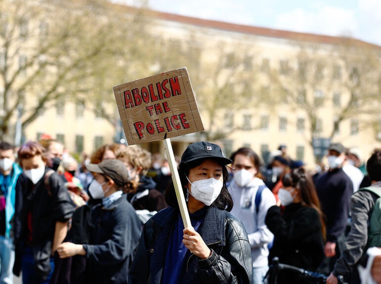 Berlin’de Binlerce Kişi Polis Şiddetini ve Irkçılığı Protesto Etti