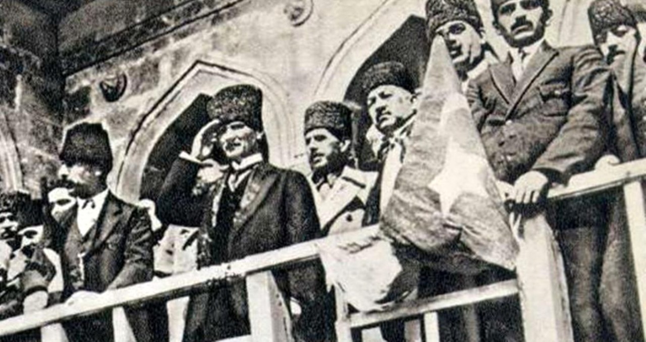 “İZMİR’İN DAĞLARINDA ÇİÇEKLER AÇAR” 9 EYLÜL 1922 İZMİR’İN KURTULUŞU