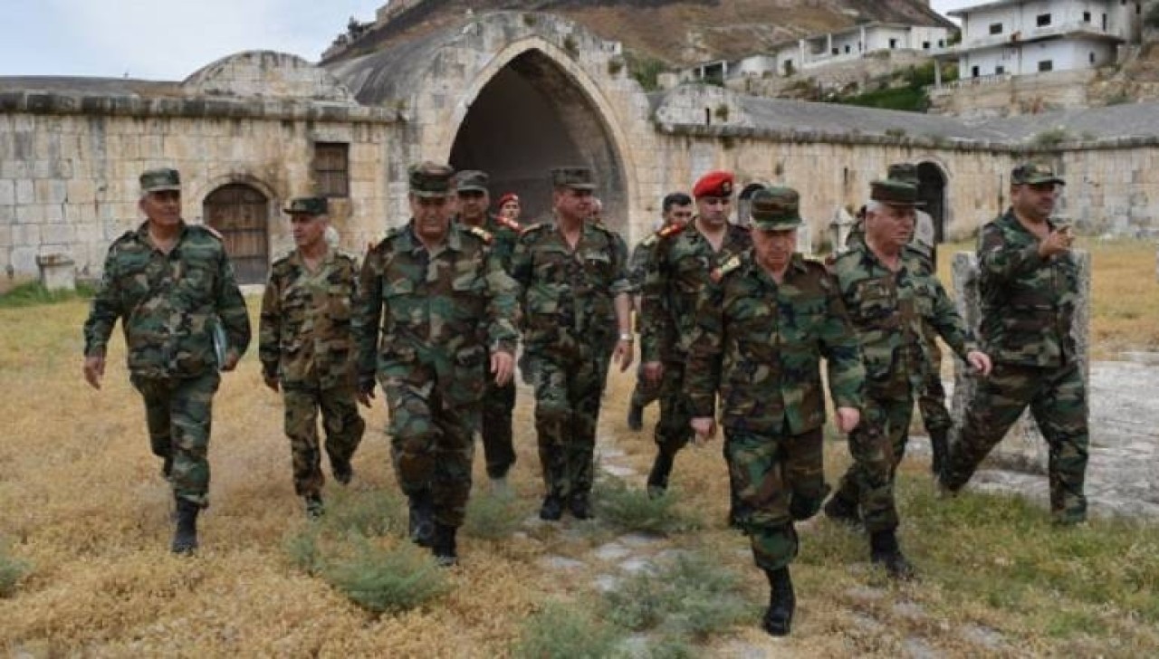 Esad'ın Savunma Bakanı Hama Meydanında