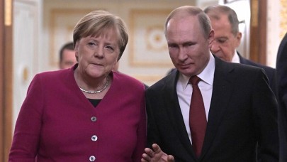 Putin ile Merkel Belarus’u Konuştular