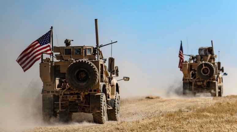 ABD bayrakları Rakka kenti kuzeyinde Suriye askeri mevzisi üzerinde