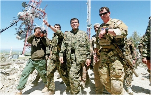 ABD’li Komutanların YPG Elebaşıyla Görüşmesi