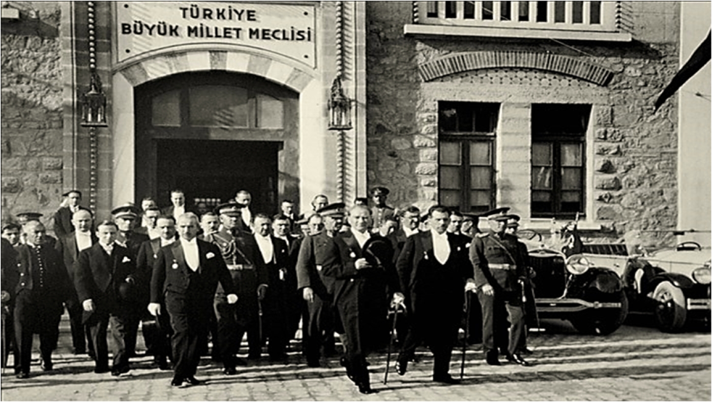 Bir Cumhuriyet Balosu fotoğrafına 100. Yıl Açısından Bakış!