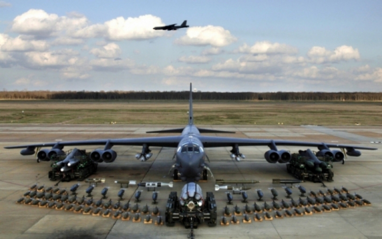 ABD Irak&#039;ta B-52 savaş uçakları için havalimanı yapıyor