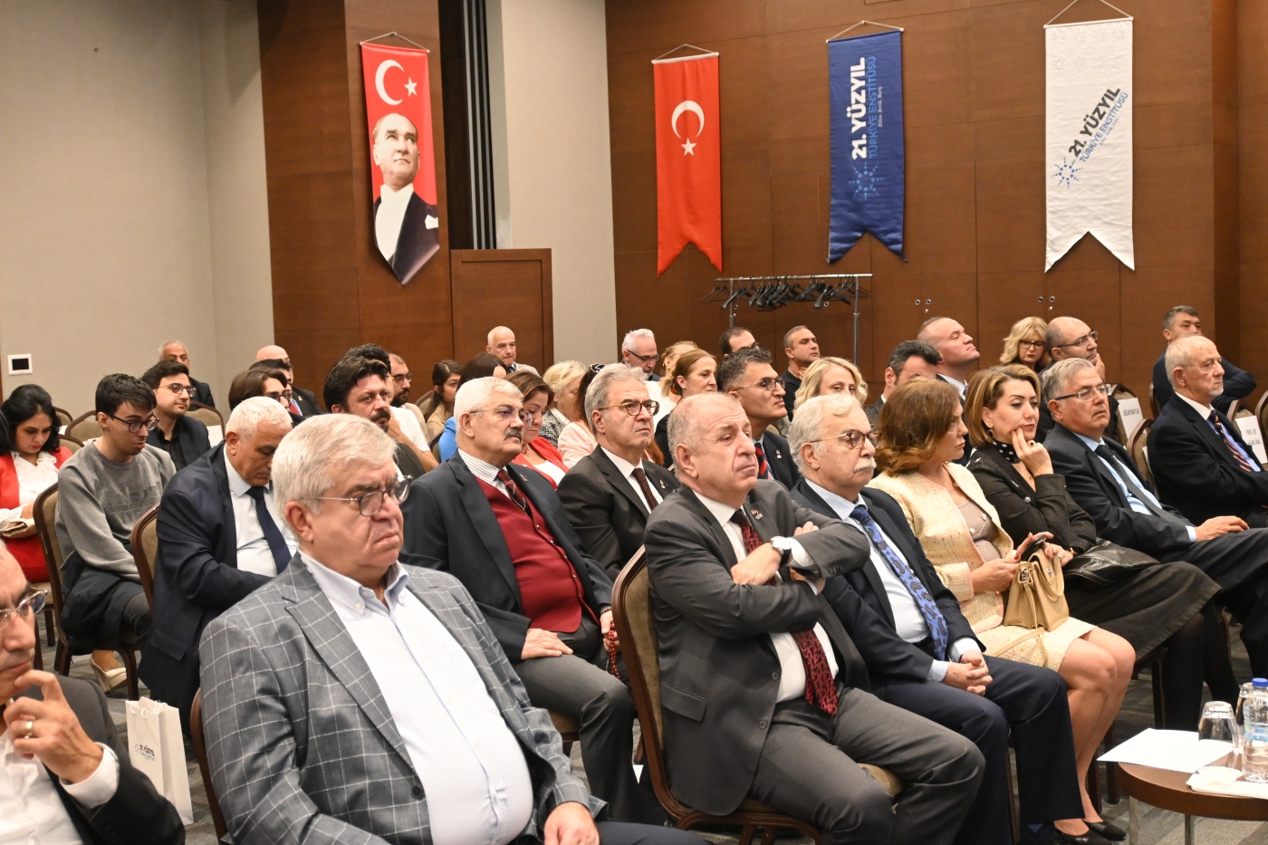 21 Yüzyıl Türkiye Enstitüsü 100. Yıl Anısına: Yeni Yüzyılda Türk Dış Politikası
